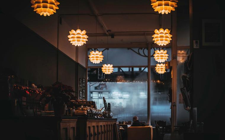 Een warm verlicht restaurantinterieur, sfeerbeeld bij de Bistro Marcel demo