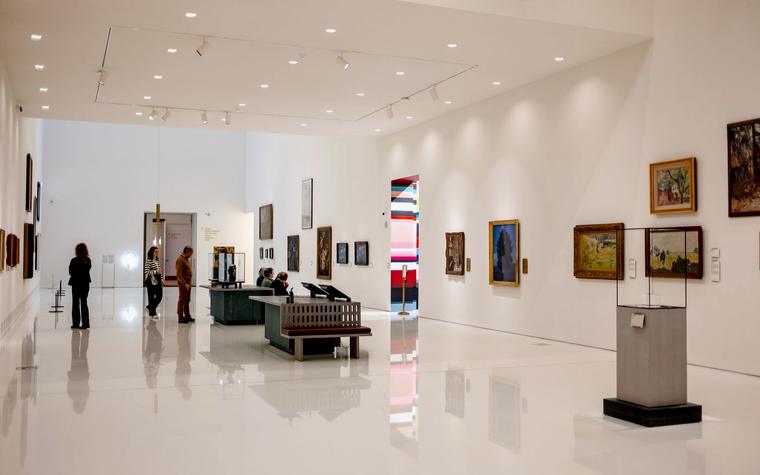 De zaal van een museum met werken aan de wand, sfeerbeeld bij de Kabinet demo