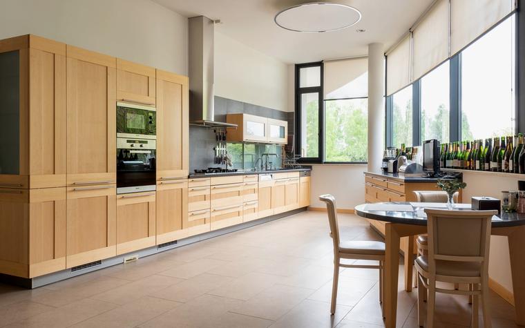 Een moderne keuken met een groot raam, sfeerbeeld bij de Kade Keukens demo