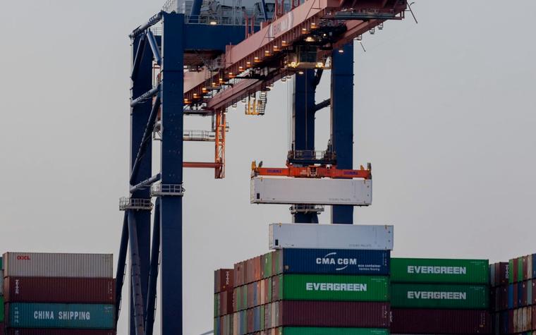 Een containerkraan boven gestapelde containers in de haven, sfeerbeeld bij de Maerdijk Group demo