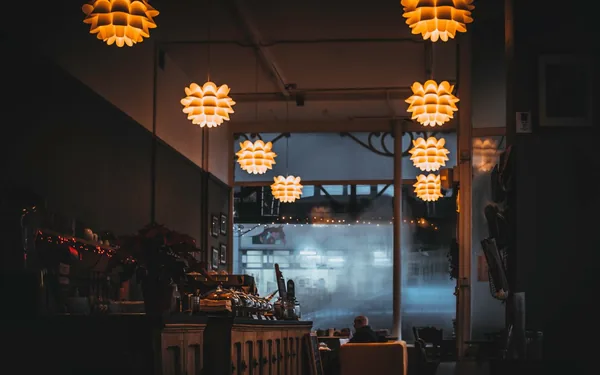 Een warm verlicht restaurantinterieur, sfeerbeeld bij de Bistro Marcel demo