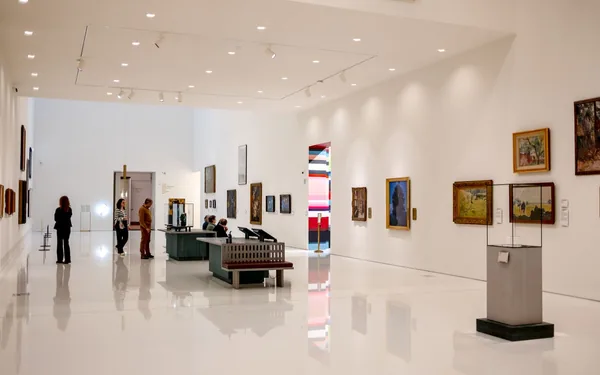 De zaal van een museum met werken aan de wand, sfeerbeeld bij de Kabinet demo