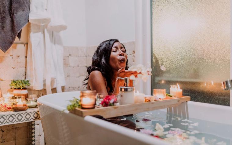 Kaarsen en verzorgingsproducten in een rustige badkamer, sfeerbeeld bij de Serenne Wellness demo